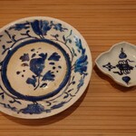 あさば - 飾りやあしらいを排したミニマリズムの盛り付けに徹しそれが慎重に選ばれた骨董の器と美しい対比をなしています　