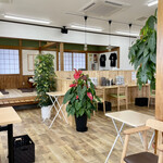 佐野 青竹手打ち麺 尚杜 - 広く明るい店内。