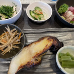 マルカツ - 焼魚定食・銀鱈の西京焼き¥1,300 お刺身はまぐろスライス、かんぱち、イワシ、かますの炙り　白味噌の漬かり具合が絶妙、美味でした。