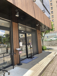 Patisserie IKEDA - 店頭の様子・・・地味目で実は不動産屋さんかと思っちゃったの！2回も素通りしちゃったヨ(*´罒`*)