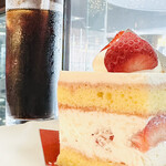 Cafe Restaurant Le Temps - 王道アイスコーヒーと苺ショートケーキ　いい感じにフワフワしっとりのスポンジといい感じに甘酸っぱいいちご　ホテルでカフェは特別感がありますね