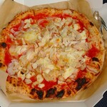 イタリア料理 トト - 今月のピザ 新タマネギと新ニンニクと平飼い鶏肉のピザ
