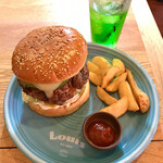 Louis Hamburger Restaurant - メニュー表のイラストに偽りなしのビジュアル！
                        アボカドチーズバーガー　サワークリームトッピング