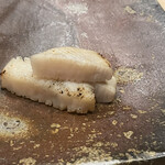 鮨 奥 - 平貝は焼き目が香ばしい