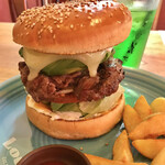 Louis Hamburger Restaurant - 観てくださいませ！この美しい断層を。
            バンズがビックリするくらいデカいですが、そうじゃないとこのお肉や具材を支える事が出来ません！