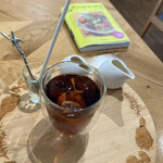 ラレンターレ - アイスコーヒー(ガムシロは植物性の樹液？から取られた物で、ミルクは豆乳ベースの物だった気がします)