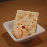 Fujisawa Biru Shokudou Bia Mezon - お通しのクリームチーズ＆クラッカー