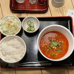 Kirakutei - 牛すじ煮込み。野菜はキャベ千。正直にサラダと言わずキャベツと言うところに好印象