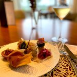 クラブインターコンチネンタルラウンジ - 午後6時。 クラブラウンジ：カクテルタイム2日目。 なんとか貝のバジルソースとか、メカジキのカルパッチョとか、なんとかリゾットの包み揚げとか、どれも美味しいんですよ。。 シャンパンまで飲み放題で、これで無料って言われたら、そりゃ、ダイエットの誓いなんて一瞬で吹っ飛びますって。