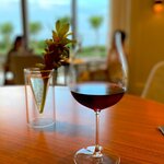 クラブインターコンチネンタルラウンジ - ピノ・ノワール。 これも普段使ってるIHGさんのホテルとは一線を画すレベル。 iPhoneのポートレートモードの「ボケ」は光学的ではなく、デジタル処理的にやっちゃうので、時々、こういうヘンテコな写真になってしまう・・