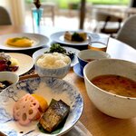 クラブインターコンチネンタルラウンジ - 1日目の朝ごはん-2 じゅーしーと、野菜がごろごろ入ったでっかい味噌汁。 卵焼きに焼いたシャケに筑前煮に酢の物。 日本の朝ごはんのお手本のようなセットです。