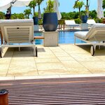 クラブインターコンチネンタルラウンジ - 午前8時のクラブ棟専用プール。 まだ誰も人はいません。 このあと、ざっと雨が降って、夕方までにぎわってました。 ここでの飲み物も無料！ クラブラウンジスタッフがいつも目配りしてくれてるのでなに１つ不自由なし。 炭酸水にシークヮーサーを絞って。