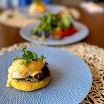 クラブインターコンチネンタルラウンジ - 1日目の朝ごはん-1 ホテルの朝食の定番、エッグ・ベネディクト。 トリュフと茸がたっぷり。 家じゃ、面倒でなかなか作りませんもんね。 毎日料理する身としては、こういうのがうれしい。 酸味や濃厚さを少し控えたオランデーズソースで、年齢的にはこのくらいがいいのかな。