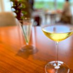 クラブインターコンチネンタルラウンジ - ブルゴーニュのシャルドネ。 これも美味しかったなー。 バターやナッツのような余韻が長く続く、ちょっとモンラッシェっぽいワイン。 クラブラウンジで供されるレベルじゃない。 2夜にわたり、シャンパン、ワイン、カクテル、ウイスキーといったい何杯の酒を飲んだんだか。。 お金のこと考えると怖い・・ フリーフロー（飲み放題）バンザイ！！