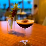 クラブインターコンチネンタルラウンジ - コーヒー、チョコレート、エスプレッソと、似た者同士が混ざり合い潰しかねない難しいレシピのカクテルがありました。ひやかしに一杯。 これが、なんと、驚くほど美味しいのです！！ コーヒーとカカオ。 似て非なる焙煎された香りが互いに高め合い、ダークチョコの強い苦味が全体を引き締め、オレンジピールがピンポイントに香る、なんとも計算されたカクテル。 エスプレッソも都度、煎れてるんですよ。 素晴らしい。