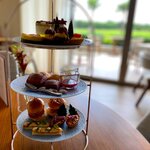 クラブインターコンチネンタルラウンジ - 午後3時30分、アフタヌーンティー。 まぁ、英国式のアフタヌーンティーっていうんですか、、これ2人分なんですけど、朝ごはん食べて、昼食べずにこれ食べて、カクテルタイムでちょこっとつまみながら酒飲むと、ぶっちゃけ、これで1日の食事終了ってなっちゃうんですけど。 レストランに行く余力なし・・ もうちょい強靭な胃袋ほしかったぞ、かーちゃん。