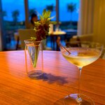 クラブインターコンチネンタルラウンジ - 僕にとってバーのリトマス試験紙は、マティーニです。 さきほどのクソうまいカクテルは偶然の産物かも、と思い、力量を試すために定番中の定番を、ここはステアではなくシェイクでオーダー。 うん、やっぱり間違いない。 美味しいです。 キャリア1年半のバーテンダーらしいけど、今どきの若いもんはたいしたもんです。 肌もきれいですげーハンサムだし。 リア充死ね！！ いえいえ、これからもがんばってね