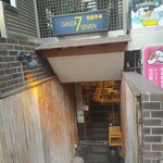 208383343 - 羽田市場銀座セブンの開店前〜年季の入った入口