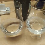 羽田市場 ギンザセブン - ちろりとグラス、東洋美人Exclusiveの特別限定酒が〜素晴らしい薫りとフルーティな飲み口。上品な味だぁ〜女将さんのイチオシ！❤