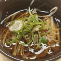 羽田市場 ギンザセブン - みょうが、ネギの入ったお蕎麦の小椀で空腹をちょっと満たす〜