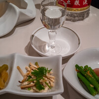 中国飯店 市ヶ谷店 - 紹興酒より中国ではメジャーかもしれない、白酒の五粮液(ごりょうえき、写真右上)は初めてでした