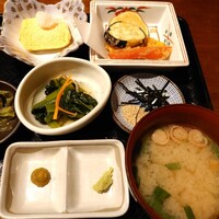 かんてきや 要 - 鰻と和牛のひつまぶし2,970円✨副菜は日によるそうですが、この日はだし巻き、野菜の天ぷら、小松菜のお浸しでした。お味噌汁とお漬物に、胡麻や海苔、柚子胡椒といった薬味付きも嬉しい♪