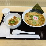 Ramen Taizan - ミニ生姜焼丼＋燻製醤油らぁめん　ランチセット　９５０円