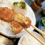 とんかつあさくら - ほんのりカニの風味にとろとろ濃厚なクリーム。熱々ですが、火傷を恐れずいただく。