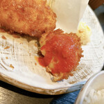 とんかつあさくら - ソースをかけると、トマトの酸味とクリームのコクが相乗効果。
      さらにマヨネーズをつけると、クリームのコクをトマトでサッパリさせて、その上からマヨネーズのコクを足すという究極の矛盾した贅沢に行き着きます。