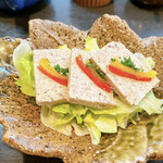 とんかつあさくら - カツが来る前にセッティングするタイミングで到着。
      冷たくてしっとりほろほろとしたリエット。
      したのレタスと一緒にサラダ仕立てでいただく。
      ちょうど良い豚肉のコクとねっとりさが食欲を増す。