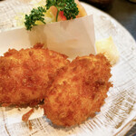 とんかつあさくら - とんかつと同様粗めのパン粉。そこから想像できない柔らかさ。箸で持とうとすると自重で崩れていくくらいのトロトロ具合。