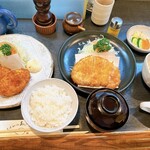 とんかつあさくら - 提供されたすり鉢にゴマを擦りソースかけて、取り皿に塩を準備していただきます。
      脂身がある右端の部分はソースとマスタードを、その他の肉の部分は塩で食べるのが好きです。