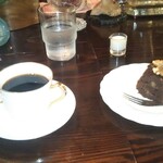 シティーライト - ノアール(左)     ノアケーキ(右)。