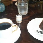 シティーライト - ノアール(左)     ノアケーキ(右)。