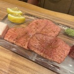 Yakiniku 名もなき名店へ 一切入魂一枚売り焼肉 - 