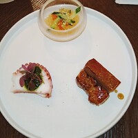 THE CONDER HOUSE - 前菜３種盛り合わせ
                檸檬クラゲ、自家製はちみつ叉焼、真蛸大葉醤