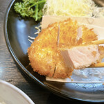 とんかつあさくら - 分厚く肉肉しいカツを噛みしめると、繊細が解けながらも、表面に滲み出た肉汁と塩胡椒の旨みを感じます。そこから、さらにじわじわと豚肉の純粋な味が出てきて、いつまでも噛み締めたくなります。