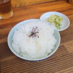 まつばラーメン - ご飯。ふっくら炊かれていて、美味しい。白菜の漬物も嬉しいですね。