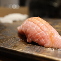 鮨 からす 十三店 - 大トロ イカ墨シャリ
