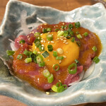 串治郎 - 桜ユッケ。これと別に「馬肉ユッケ」もあり、こちらは細かい馬肉、そちらは馬肉の刺身という違いのよう？