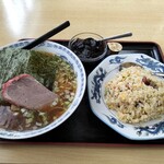 鳳味園 - ラーメンと半炒飯