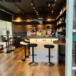 お酒の美術館 - 思ったより広い店内