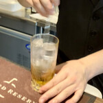 お酒の美術館 - からあげクン専用樽ハイボール500円、次に氷を入れ高速ステア