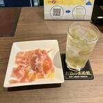 お酒の美術館 - からあげクン専用樽ハイボール500円、持ち込み生ハム