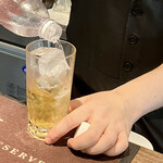 お酒の美術館 - からあげクン専用樽ハイボール500円、そして炭酸水をそぅっと
