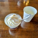 谷川岳ロープウェイ 天神峠 山頂駅展望台売店 - コーヒーゼリーが見えないほどのソフトクリームを乗っけて頂きました。
