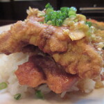 ジュイップ - 厚みのある豚フィレ肉の唐揚げが何枚もご飯の上に。