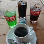 Kau Beru - クーポンでサービスのメロンソーダ/アイスコーヒー　363円/クーポンでサービスのコカ・コーラ/ホットコーヒー　363円