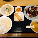 水海園 - 黒酢豚ランチ　770円

あっつあっつ！やや酢が強めの確りした味付けで、
豚肉は固くはないが、歯応えしっかり目で、
噛むほどに旨味が広がります。
彩り豊かな野菜は、しゃっきり食感でGood！