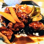 水海園 - 黒酢豚ランチ　770円

あっつあっつ！やや酢が強めの確りした味付けで、
豚肉は固くはないが、歯応えしっかり目で、
噛むほどに旨味が広がります。
彩り豊かな野菜は、しゃっきり食感でGood！